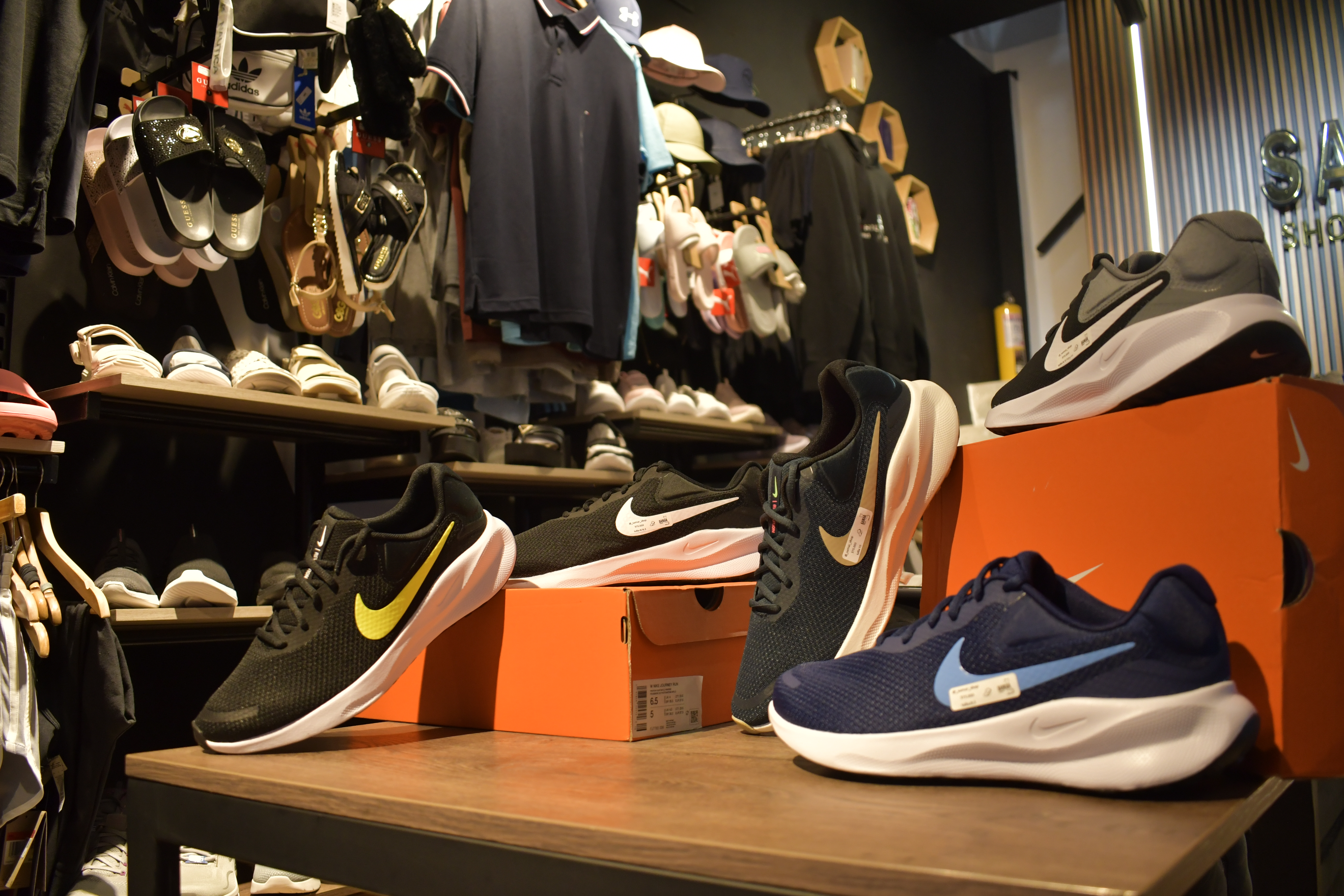 Modelo usando ropa de Samar Shop